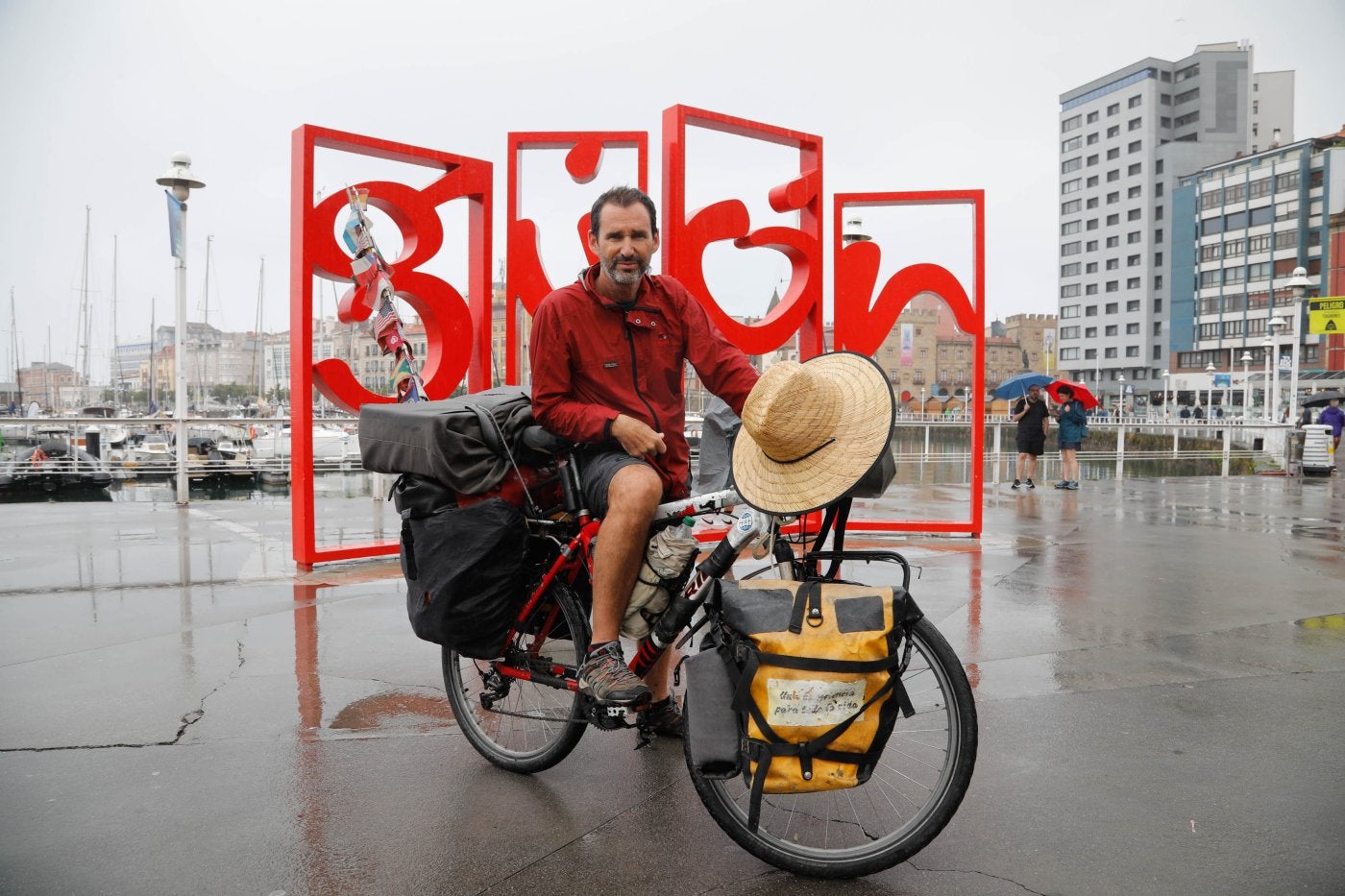 Primera vez. Tras haber visitado durante otraaventura 106 países, Pablo García descubre ahora Gijón mientras hace el Camino de Santiago.