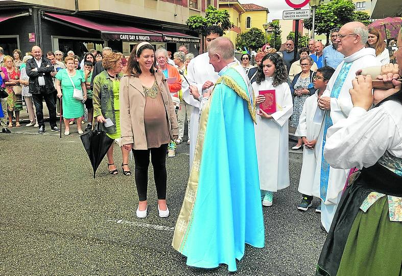 La embarazada Sara Laredo recibe la bendición por Santa Isabel.