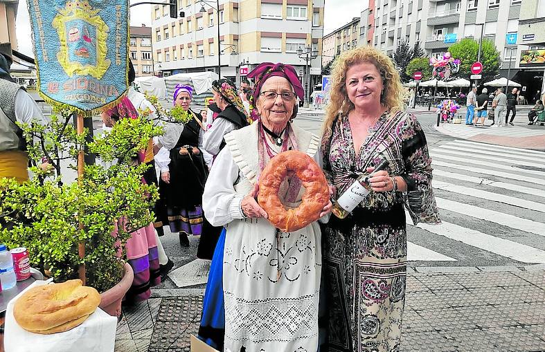 Edita Reguera, de la Agrupación La Sidrina, con Dulce Alonso.