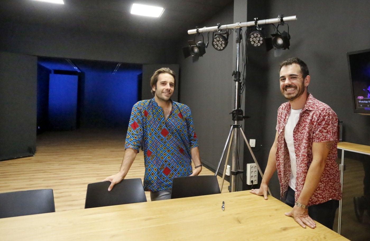 Daniel López y Jaime Rojo ya lo tienen todo listo en la sala teatral que abrirá este domingo.