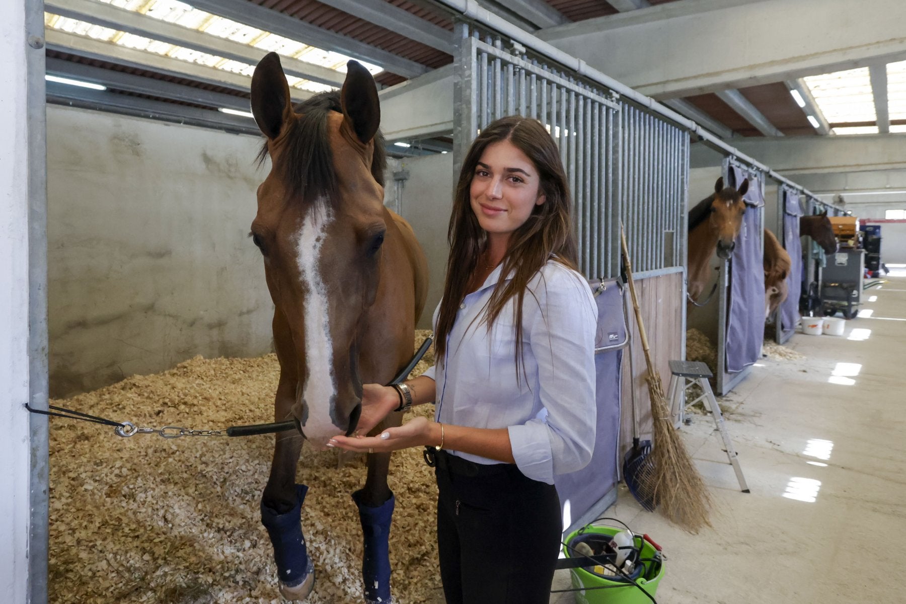 Sira Martínez, con su caballo 'Texas', ayer, en las cuadras de Las Mestas.