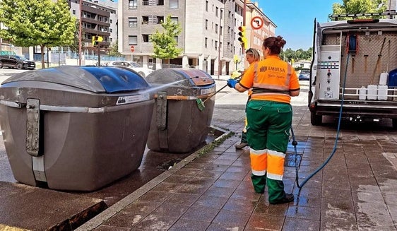 Lavado exterior de contenedores, que la empresa municipal admite que mejora la estética pero no ataja el problema de los olores.