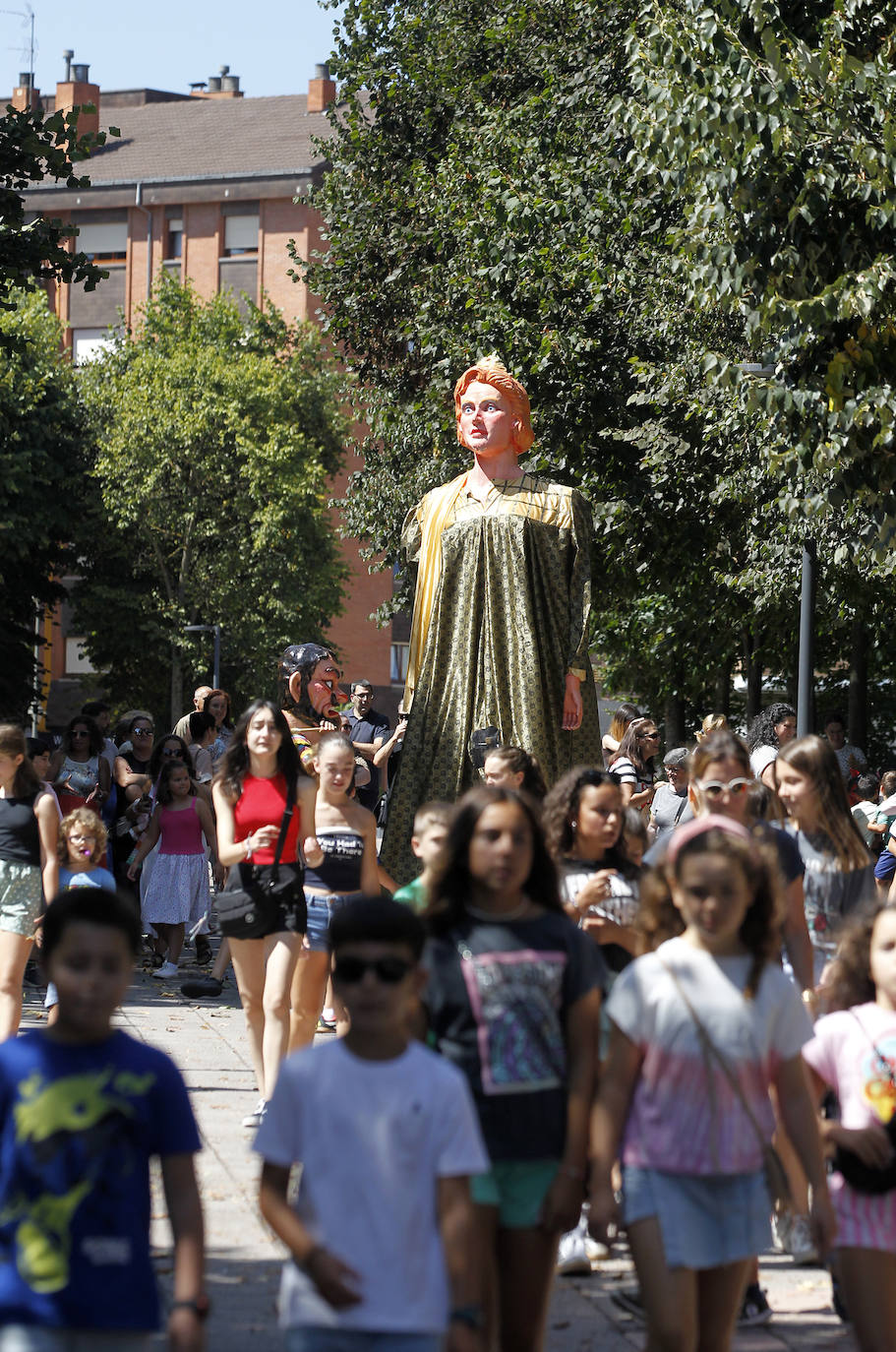 Risas, carreras y música por Santa Isabel en Lugones