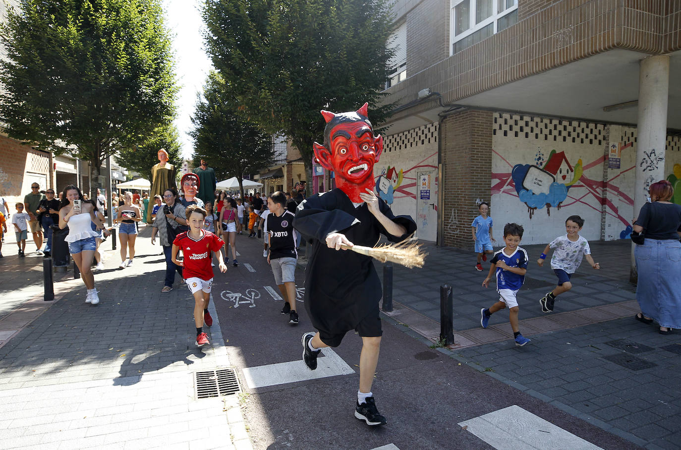 Risas, carreras y música por Santa Isabel en Lugones