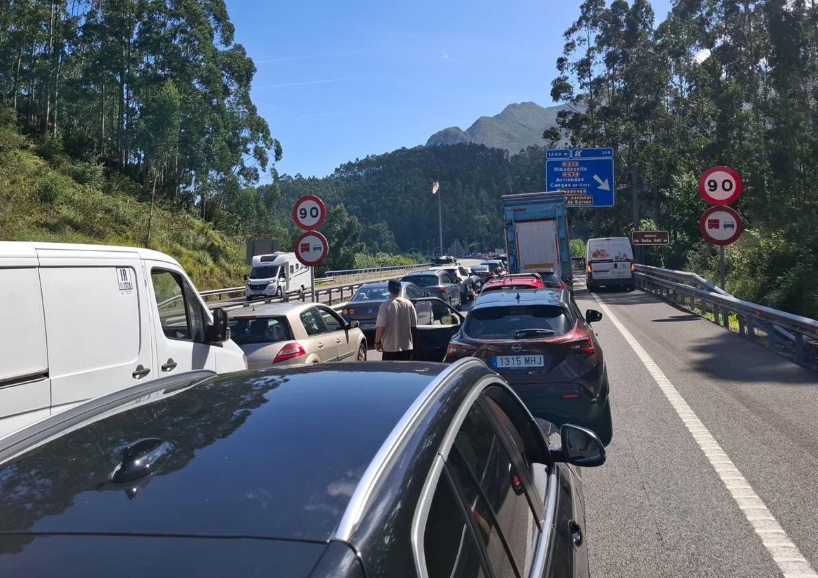 Conductores atrapados en el atasco en la A-8.