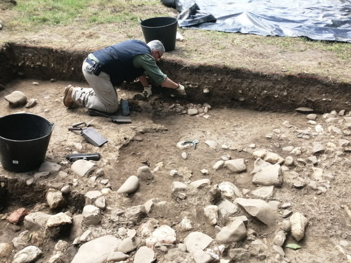 Alejandro Sánchez durante las excavaciones que van arrojando luz sobre la realidad del Castillón de Antrialgo.