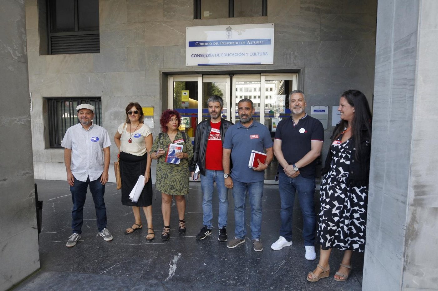 Miembros del comité de huelga, el lunes, antes de la reunión celebrada en la Consejería de Educación.