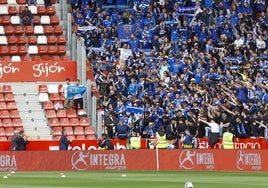 Aficionados azules, en la grada visitante de El Molinón.