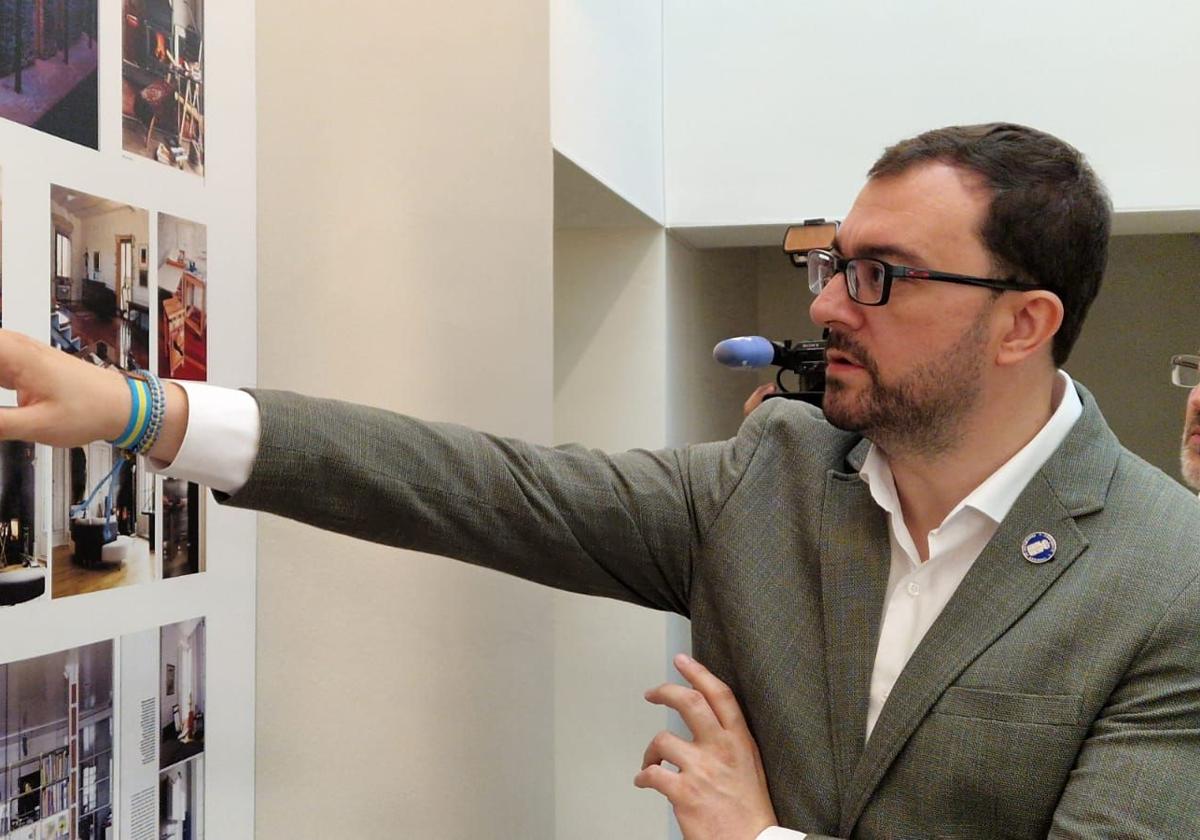 Adrián Barbón, durante su visita al Museo de Bellas Artes de Asturias esta mañana.