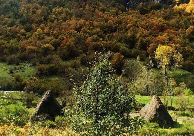 Las brañas y los teitos, tan ligadas al bello paisaje somedano, también son protagonistas en esta aventura