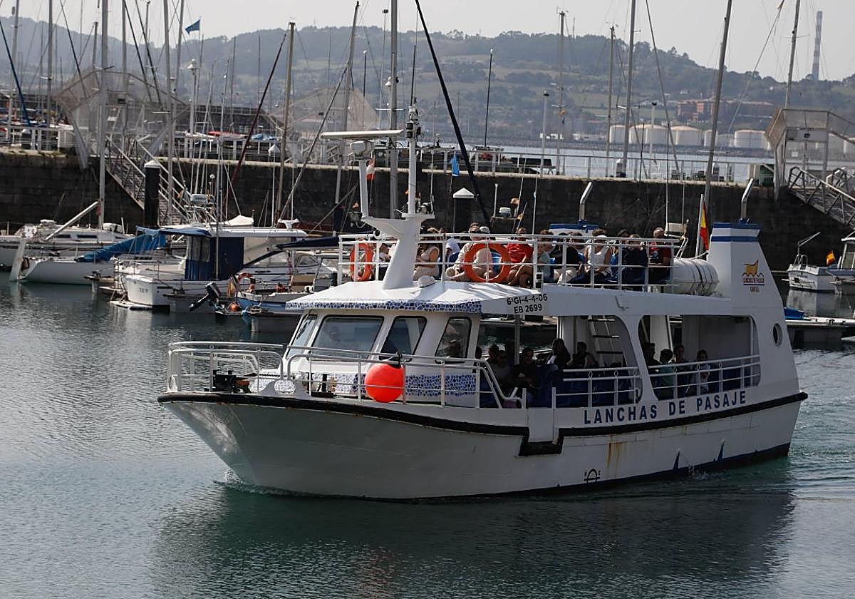 La lancha de Pasaje Canteli llega al puerto de Gijón tras uno de sus paseos en barco.