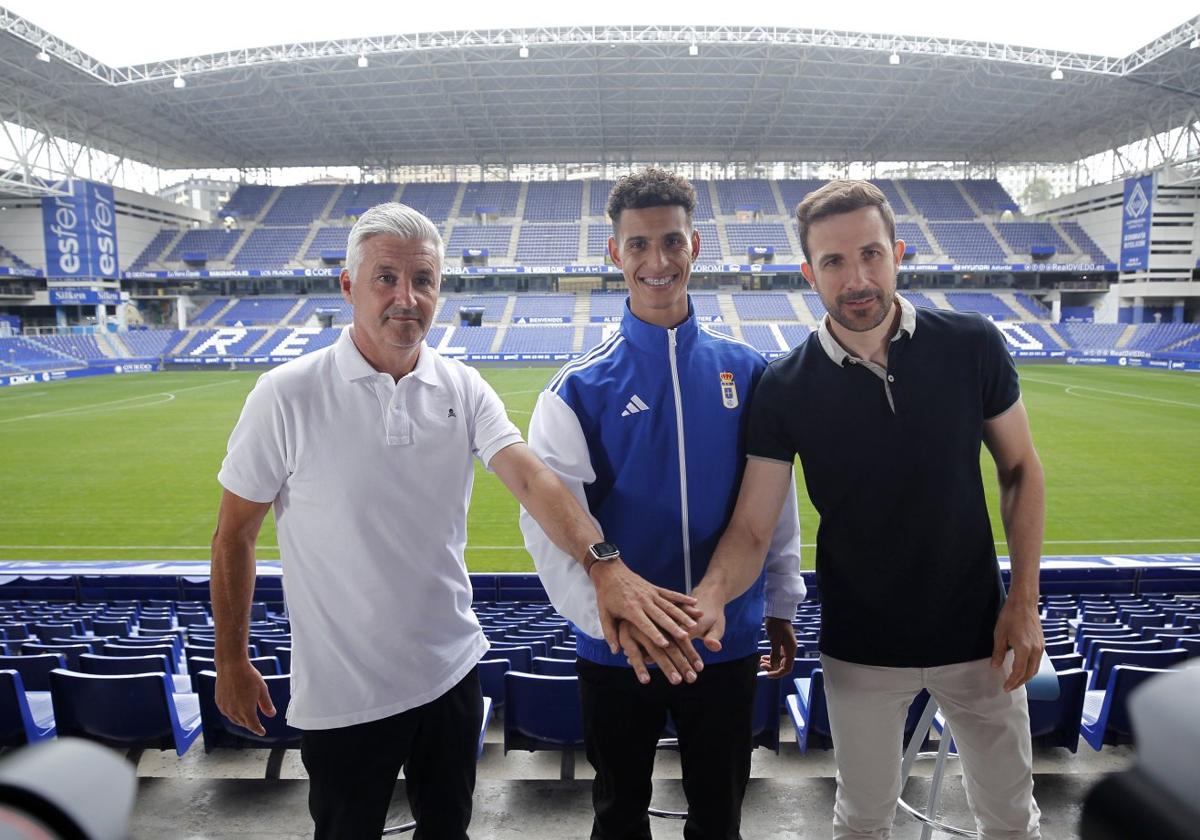 El último refuerzo azul hasta ahora,Ilyas Chaira, entre Roberto Suárez y Agustín Lleida, durante la presentación del futbolista.