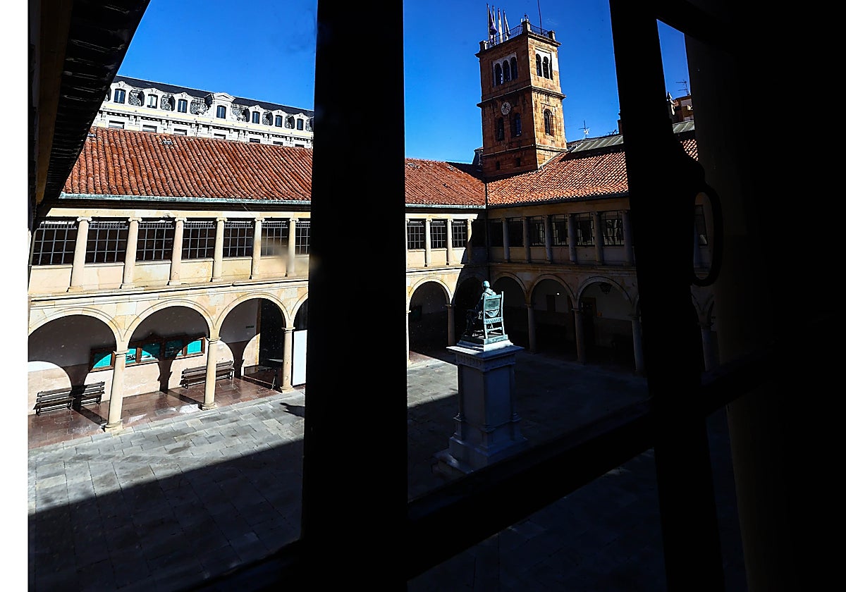 Patio central del edificio histórico de la Universidad de Oviedo