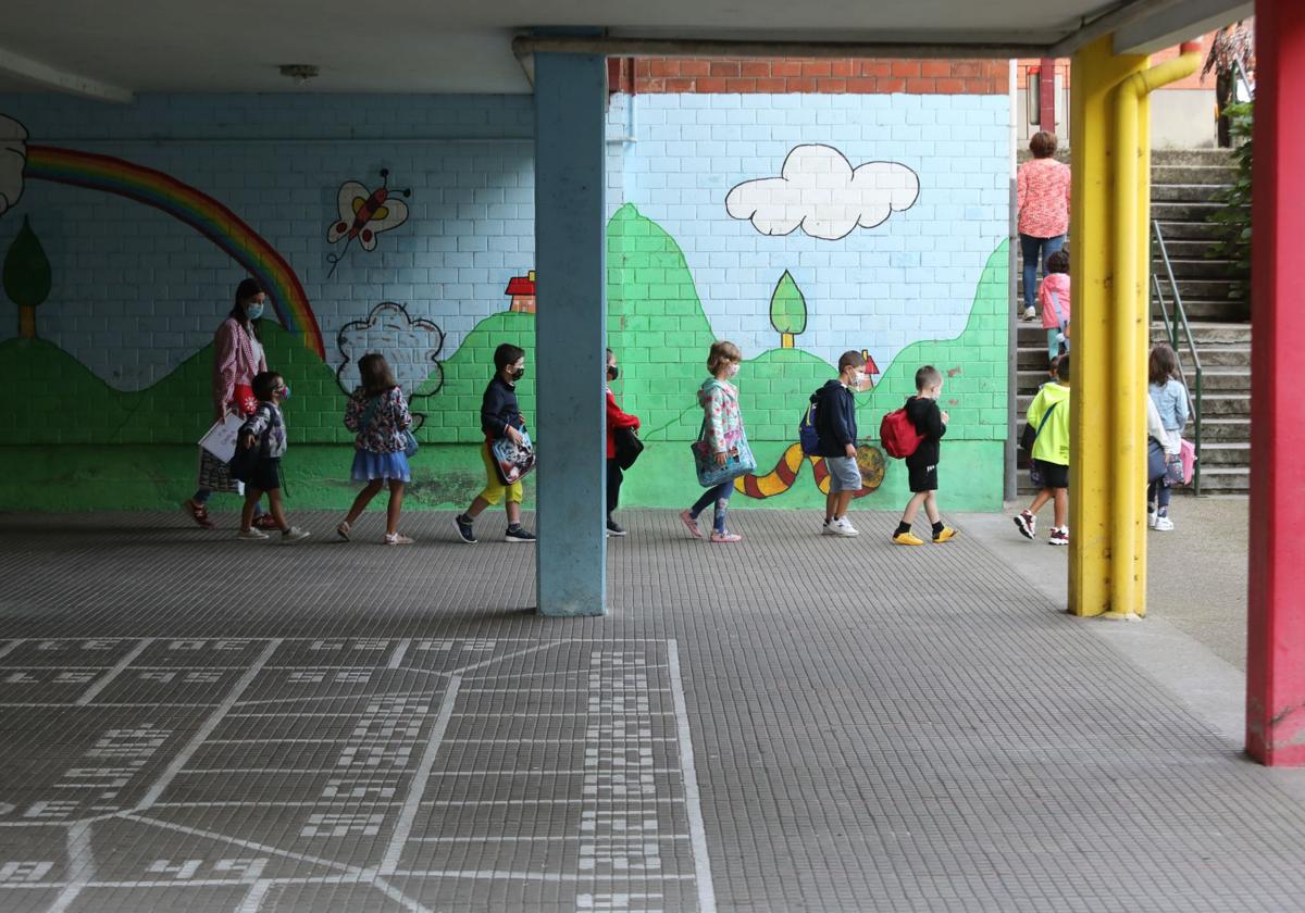 Alumnos asturianos, en la vuelta al cole.