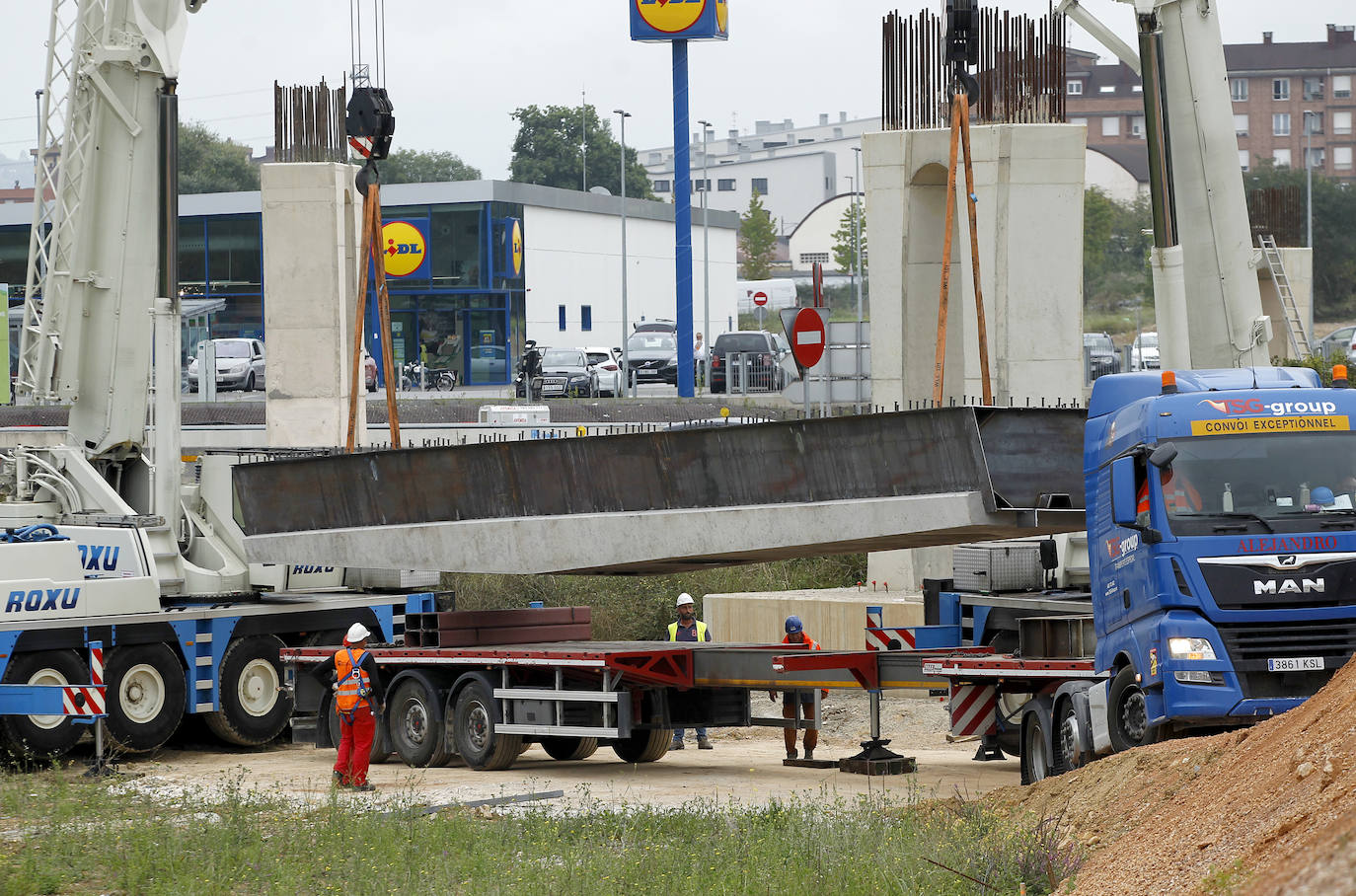 Comienza el montaje de la pasarela entre Lugones y La Fresneda