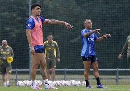 Colombatto, junto a Cazorla, en el entrenamiento del Oviedo esta mañana.