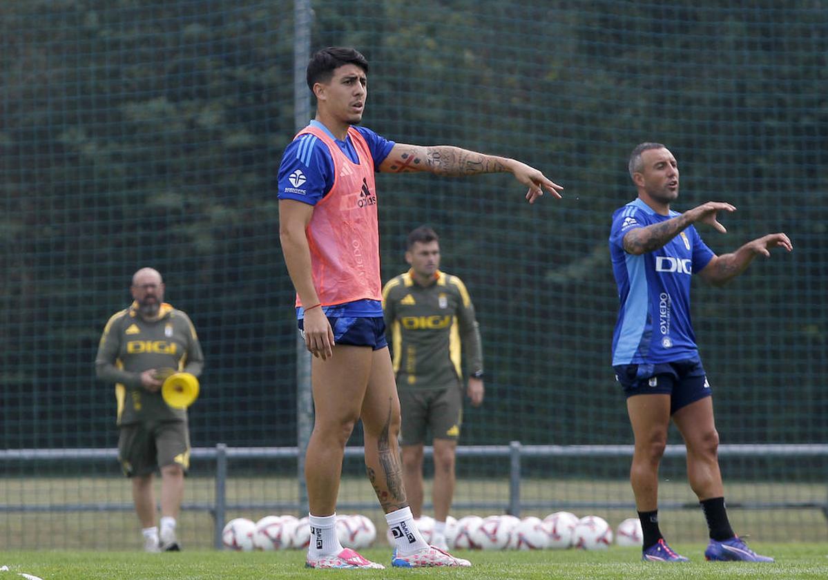 Colombatto, junto a Cazorla, en el entrenamiento del Oviedo esta mañana.