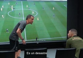 Luis Enrique tiene una charla individual con Mbappé.