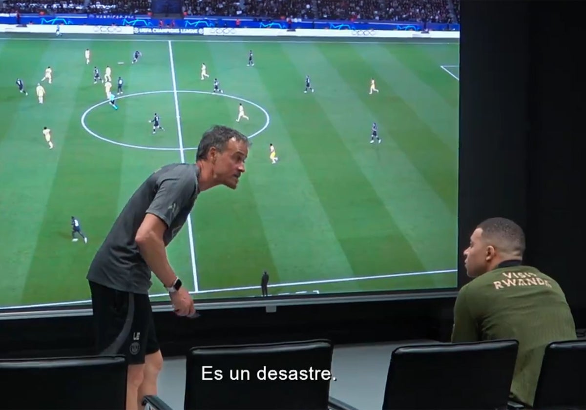 Luis Enrique tiene una charla individual con Mbappé.