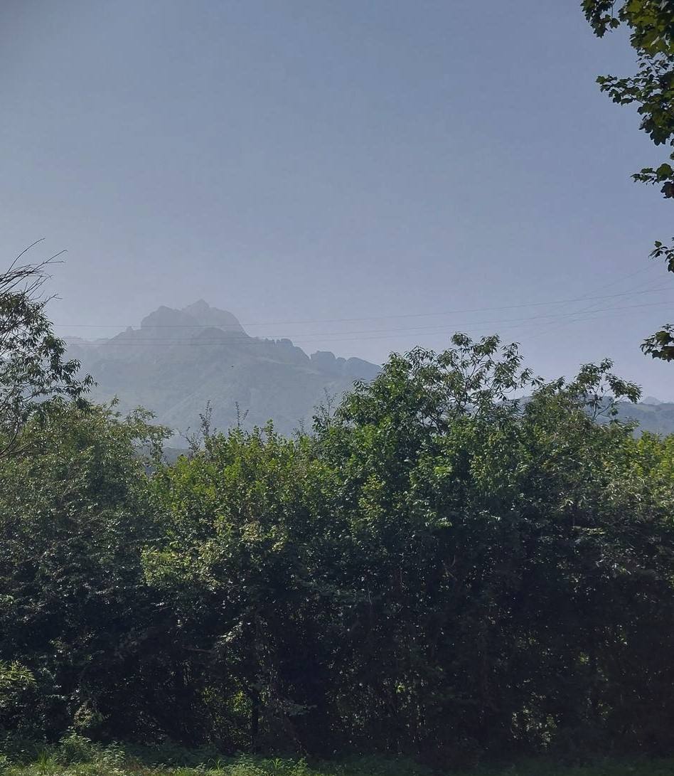 Imagen secundaria 2 - Las buenas vistas, los rincones con encanto, las campas ganaderas y las montañas que circundan el valle adornan esta sencilla caminata