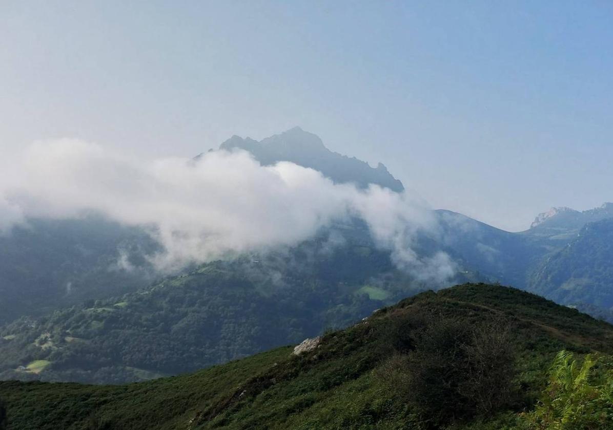 La bella visión hacia Peña Mea acompaña todo el tiempo en esta excursión al Altu la Vara