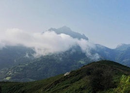 La bella visión hacia Peña Mea acompaña todo el tiempo en esta excursión al Altu la Vara