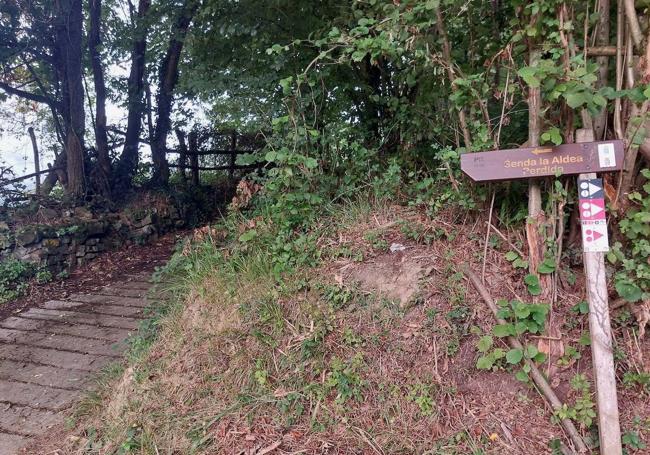 Entrada en Entralgo hacia la senda verde «La Aldea Perdida»