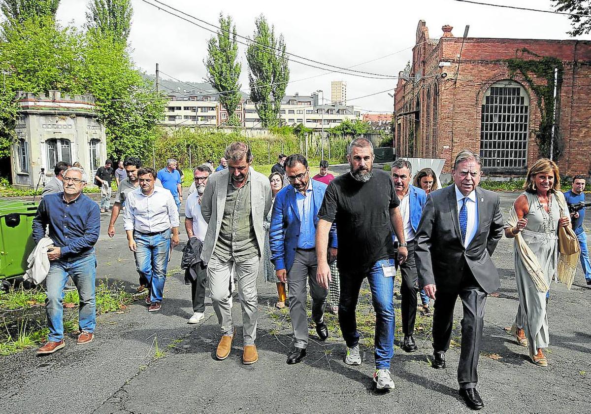 El alcalde, Alfredo Canteli (tercero por la derecha), preside la visita inaugural al Link Festival de La Vega acompañado por ediles de la Corporación y personal de Defensa.