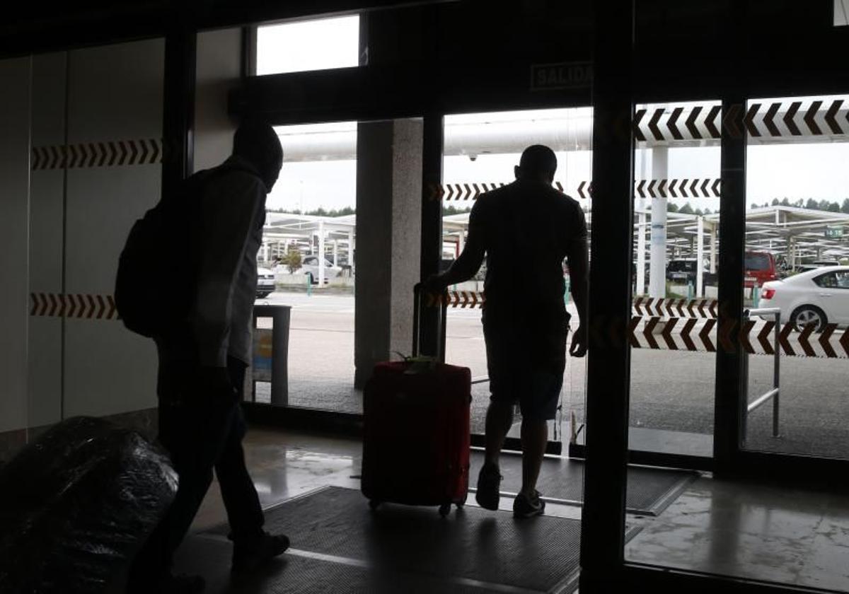 Turistas en el aeropuerto de Asturias.