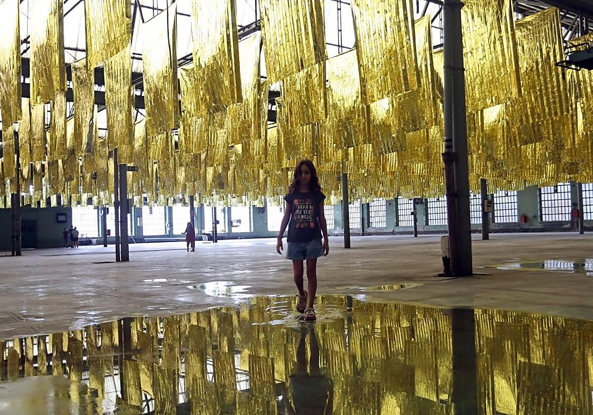 Una asistente en la nave M1, donde se ha instalado 'Blankets 2', de SpY.