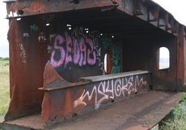 Pintadas sobre la escultura 'Castillo de Salas', en el área recreativa Joaquín Rubio Camín.