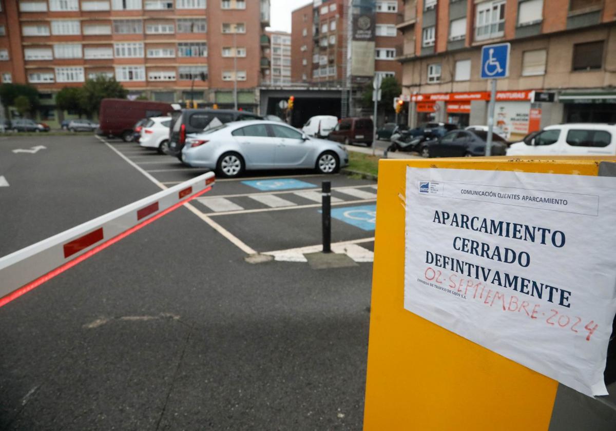 Un cartel en el parking de Peritos advierte del inminente cierre de la instalación.