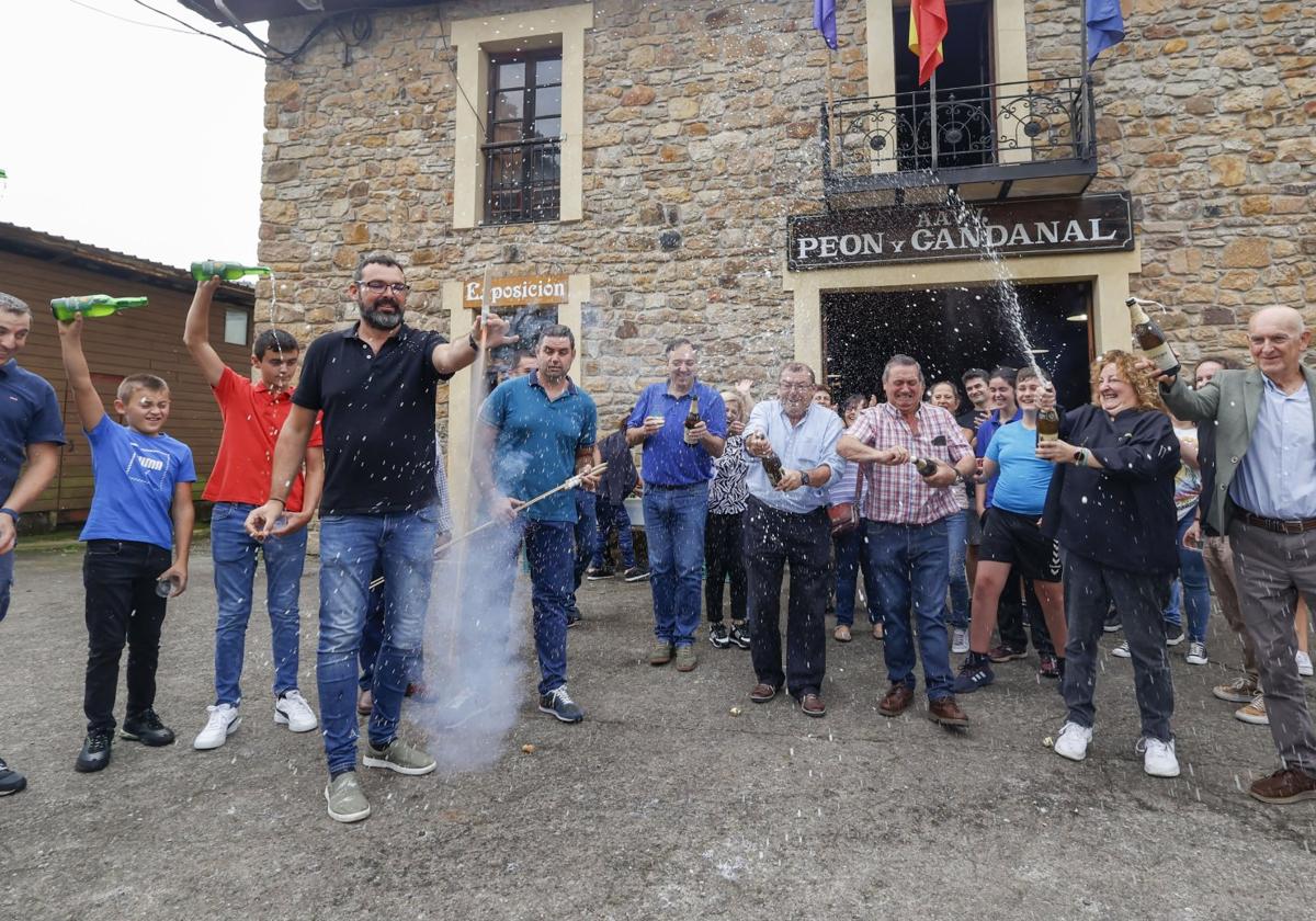 Los vecinos de Arroes, Peón y Candanal celebran el premio.