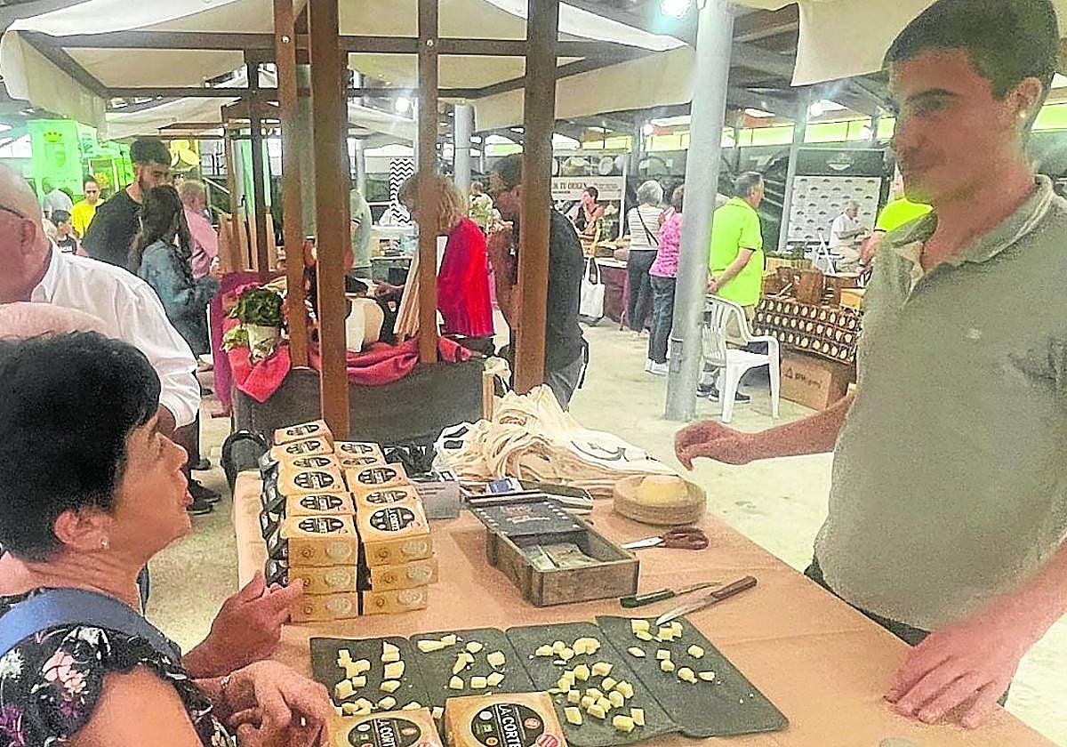 Puesto de La Corte, que vendió ayer sus últimas piezas en la feria de El Campu.