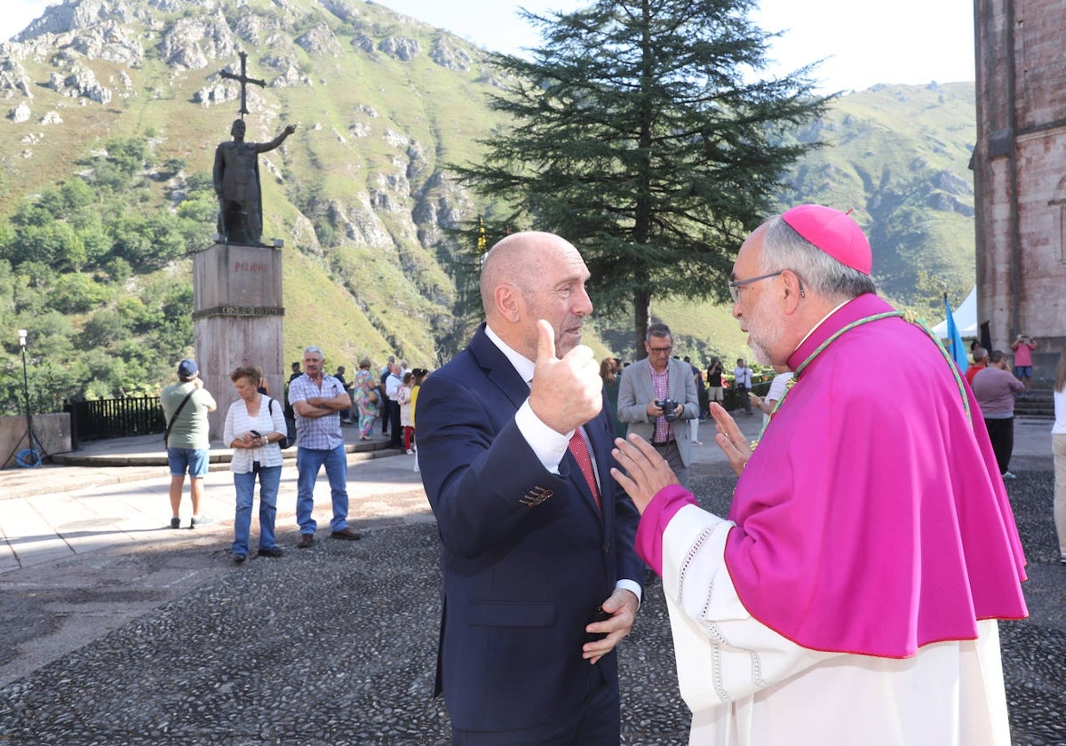 El presidente de la Junta General del Principado Juan Cofiño conversa con el arzobispo de Oviedo, Jesús Sanz Montes, a la entrada de la Basílica de Covadonga antes de la misa en honor a la Santina celebrada el pasado año.