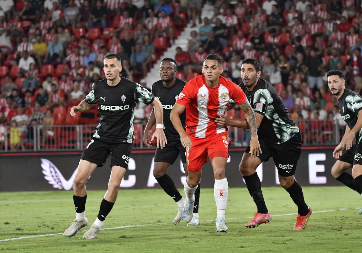 Dubasín, Otero y Cote, en una acción defensiva del encuentro.