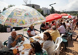 Los vecinos de la zona oeste se hermanan en la comida en la calle de El Lauredal.