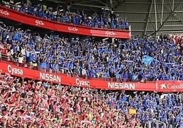 Aficionados de ambos conjunto, en un derbi disputado en El Molinón.