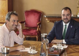 Ovidio Zapico (IU-Convocatoria por Asturies) y el presidente del Principado, Adrián Barbón (PSOE), tras firmar, en julio de 2023, el acuerdo de Gobierno de coalición en Asturias.