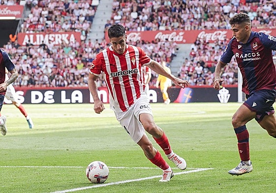 Lander Olaetxea, en una acción del partido contra el Levante.