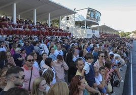 El recinto de Las Mestas se llenó ayer de público para asistir al Gran Premio de Gijón que cerró la 81 edición del concurso.