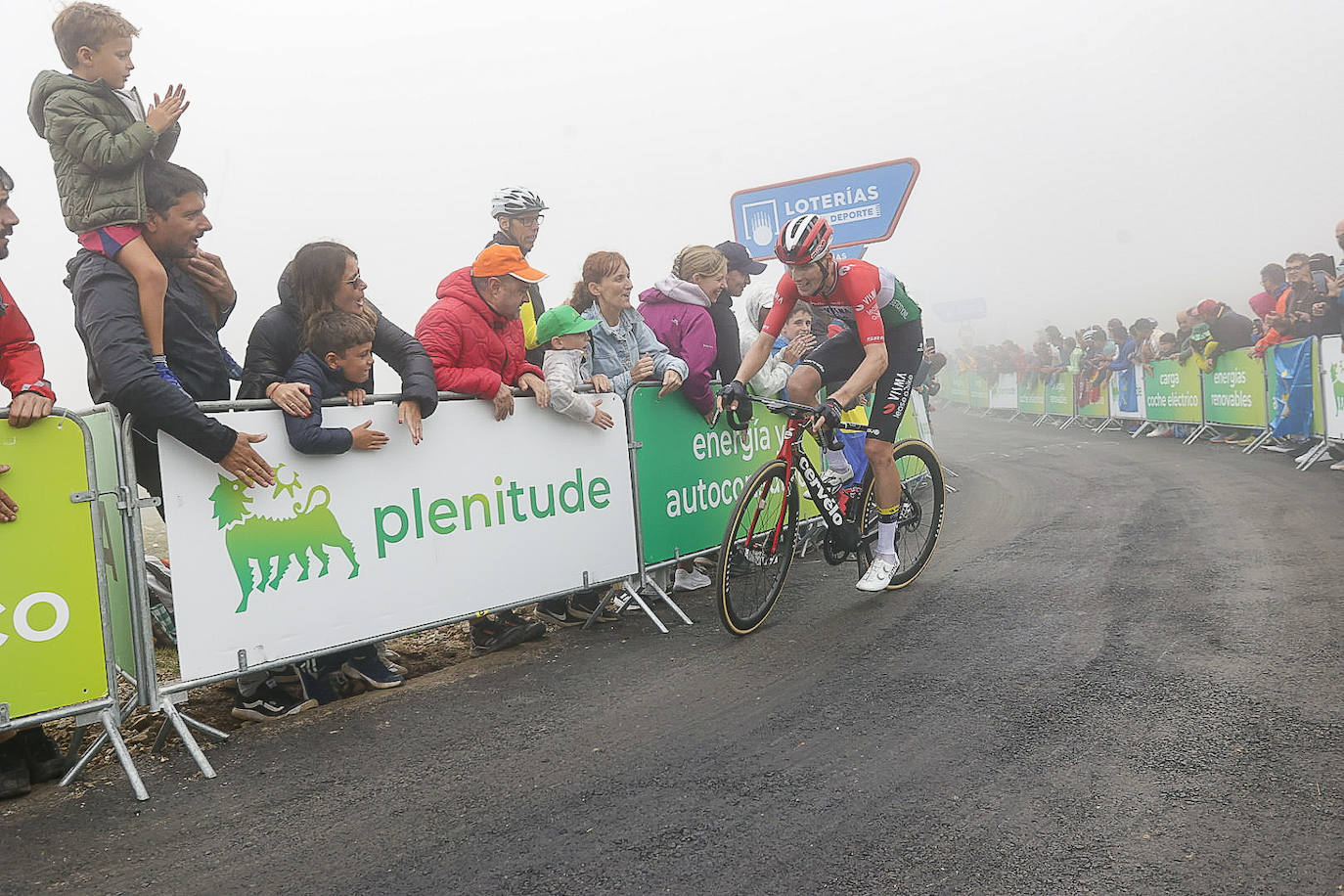 Asturias, escenario ciclista: las imágenes de la Vuelta en la llegada al Cuitu Negru