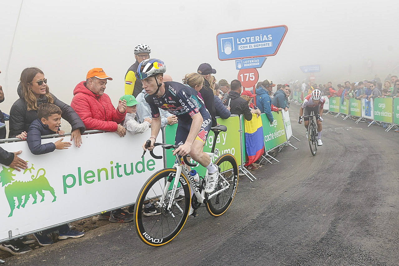 Asturias, escenario ciclista: las imágenes de la Vuelta en la llegada al Cuitu Negru