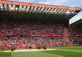 El Molinón, con la grada llena, antes del inicio de uno de los últimos derbis.