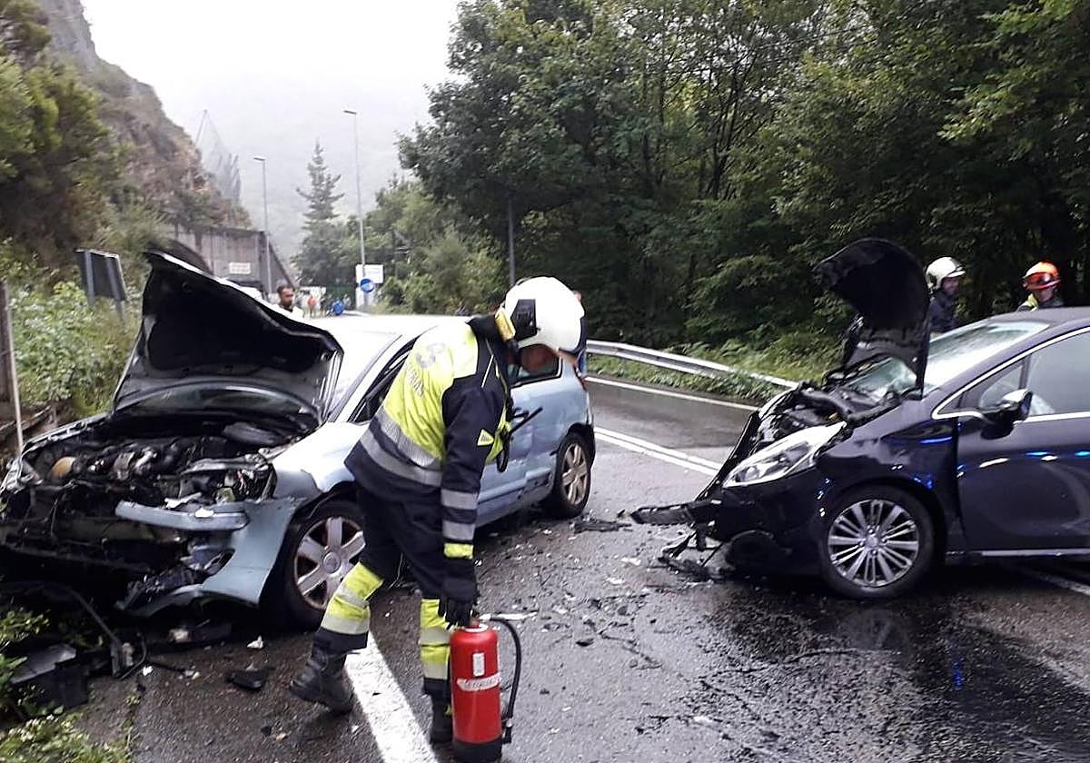 Tres personas resultan heridas tras una colisión frontal entre dos coches en la AS-117, en Sobrescobio