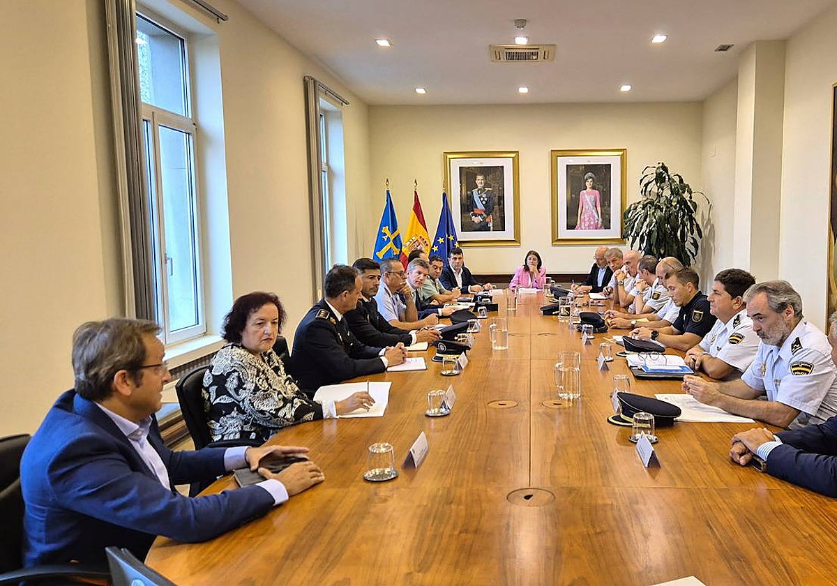 Los asistentes a la reunión en Delegación del Gobierno, este mediodía.