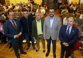 De izquierda a derecha: el teniente de alcalde de Oviedo, Mario Arias; el secretario general de UGT Asturias, Javier Fernández Lanero; el secretario general de UGT confederal, Pepe Álvarez; el presidente del Principado de Asturias, Adrián Barbón; y el rector de la Universidad de Oviedo Ignacio Villaverde, ayer, en la sede de UGT en Oviedo.