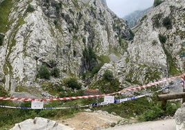 La Canal del Texu continúa cortada al paso debido a las rocas que cayeron ayer en su inicio, argayu que acabó con la vida de un montañero alemán.