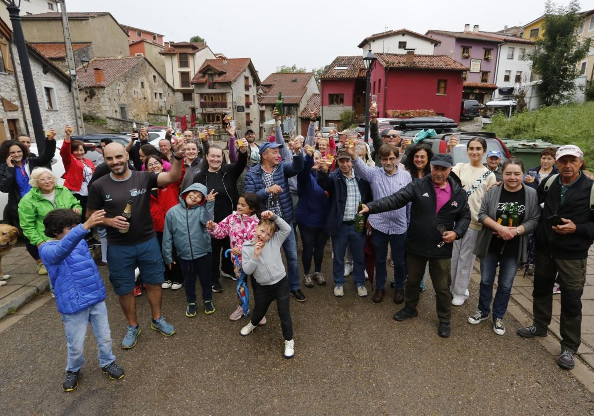 Los vecinos de Sotres se echaron ayer a los caminos para celebrar el Premio Pueblo Ejemplar con culetes de sidra compartidos.