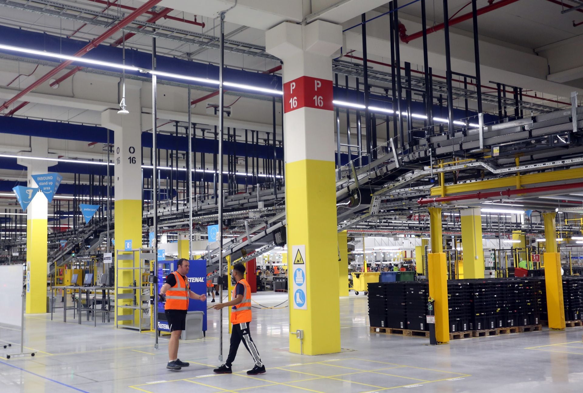 El nuevo centro de Amazon en Asturias, desde dentro